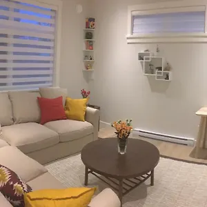  Apartment Mollys Cottage-the On Vancouver Island Near Yyj Airport And The Wa And Bc Ferries